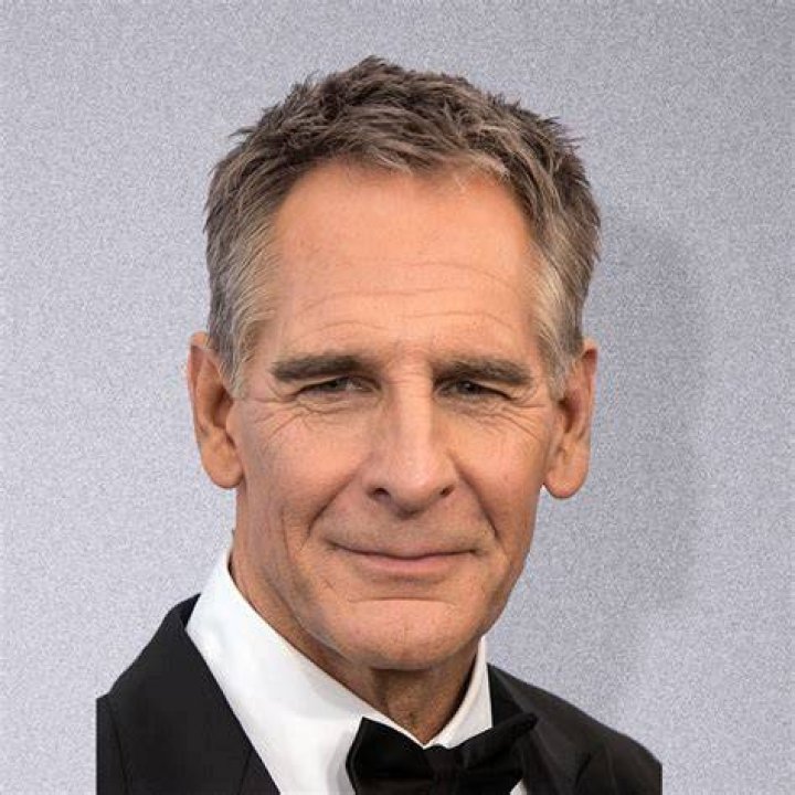 Does Scott Bakula Play The Piano &bull; Described for Everyone