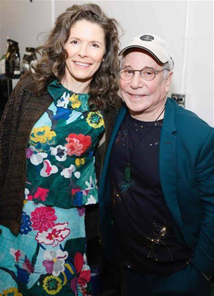 Edie Brickell Age, Net Worth, Height, Family 2023