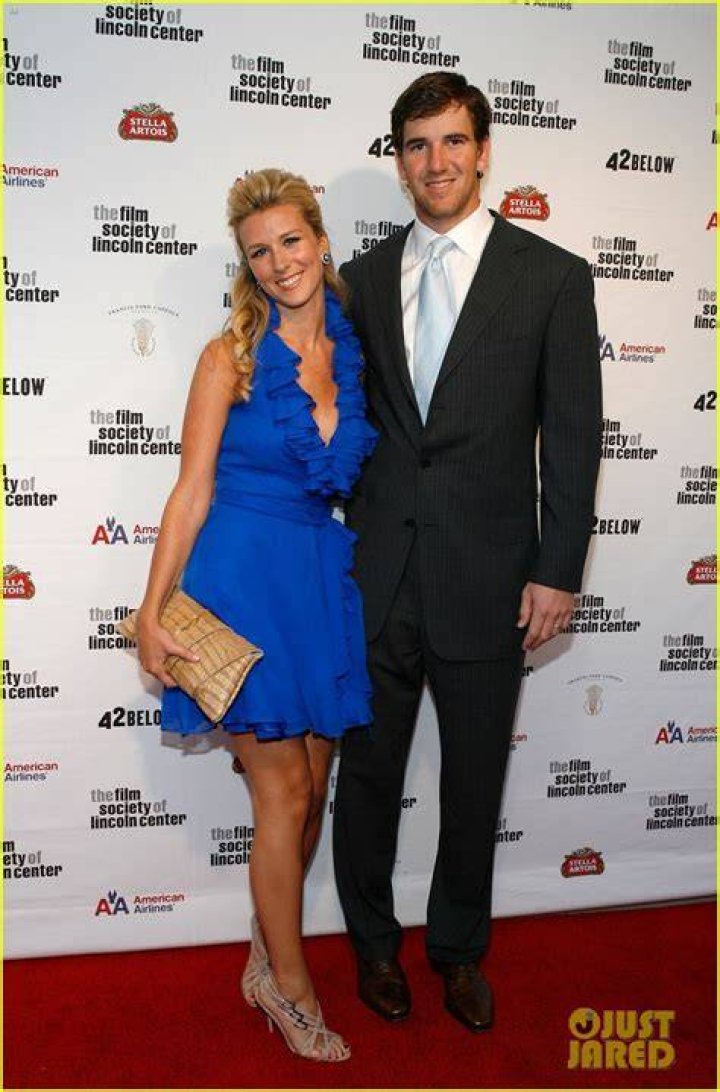 Eli Manning’s Wife Abby Cheers For Giants From the Cheap Seats