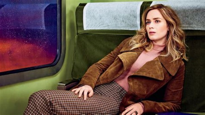 Emily Blunt The Girl on the Train and Avoiding Social Media Time