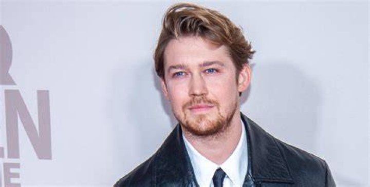 Joe Alwyn Net Worth Here's How Rich Taylor Swift's Boyfriend Is