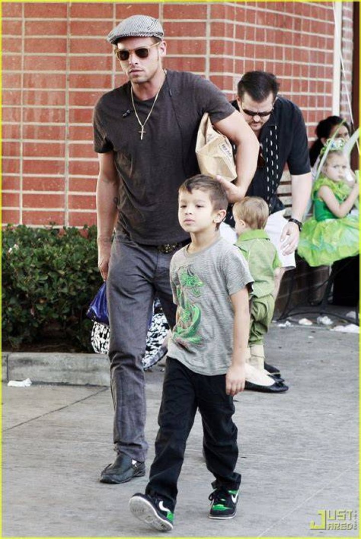 Justin Chambers Brings His Kids to Movie Premieres Photo 2363661