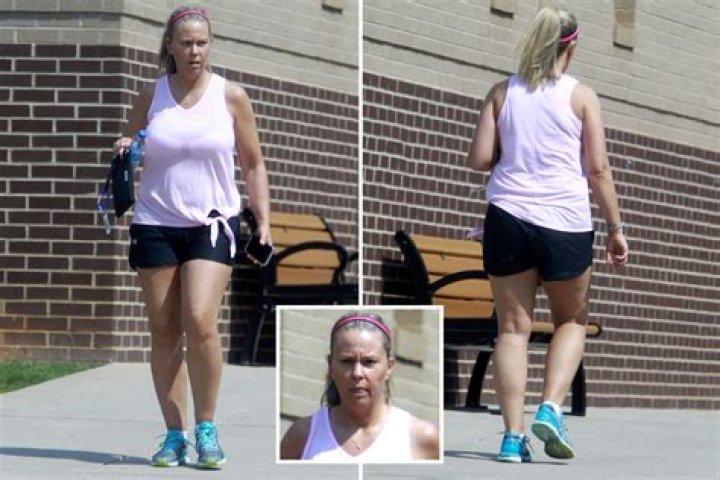Kate Gosselin, 47, shows off legs in short shorts on rare outing after