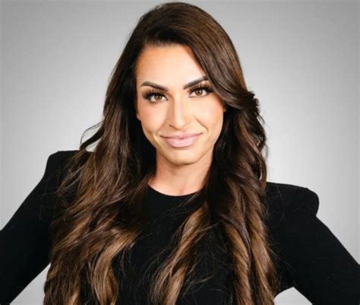 Leila Hormozi Bio