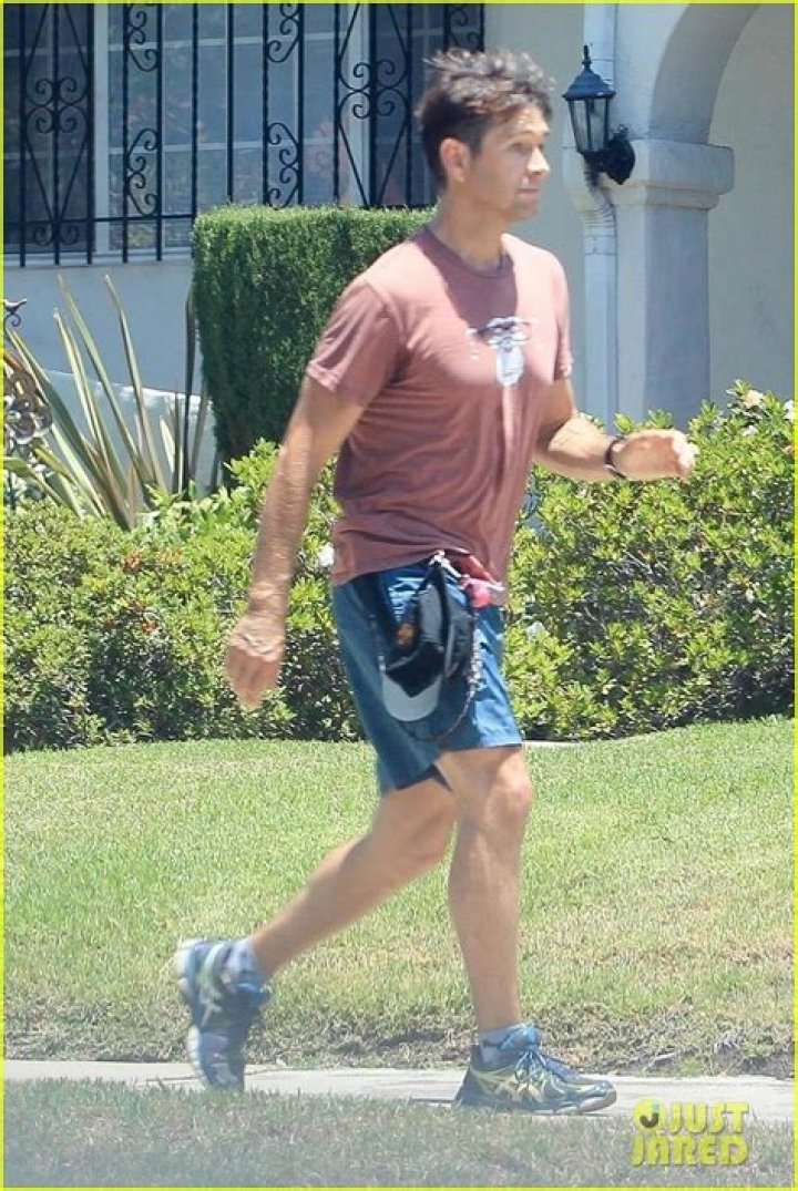 Photo antony starr outdoor workout 04 Photo 4465868 Just Jared