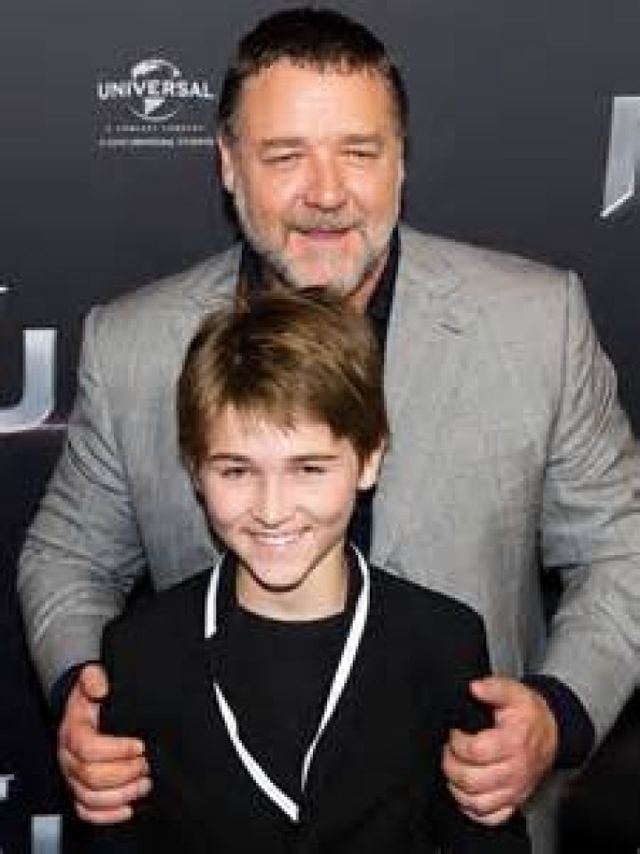 Russell Crowe’s son Charles, 17, graduates high school as proud mum