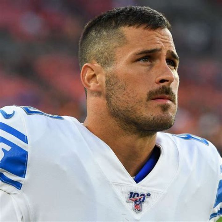 See The Stunningly Handsome Football Players Dominating The NFL